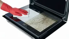 Undvik repor och ränder: Så rengör du ugnsglaset skonsamt